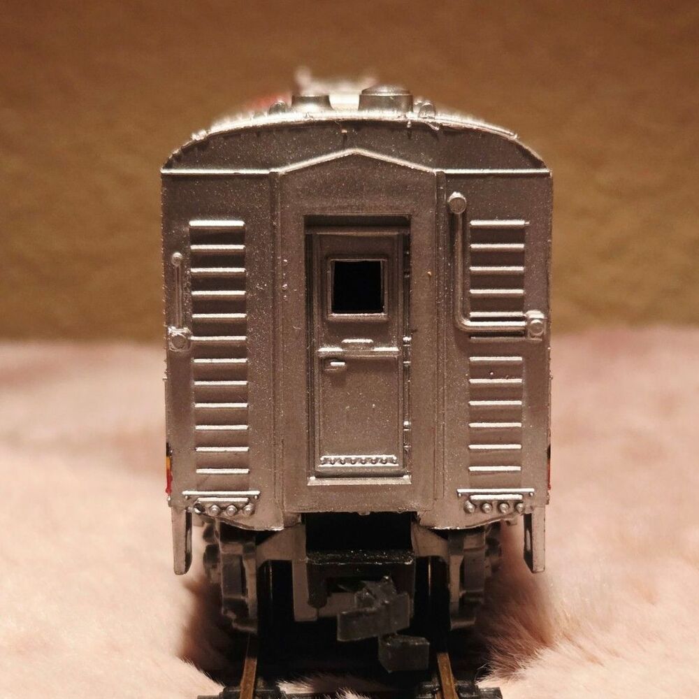 Bachmann HO Scale Santa Fe EMD F9 #307 Warbonnet Locomotive Power Unit (PN66601) - Picture 4 of 6